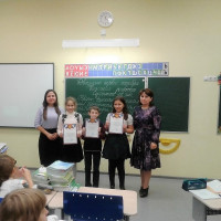 Вручение грамот участникам внутришкольного конкурса «Разукрасим мир стихами»